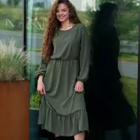 Жіноча сукня-міді з рюшами хакі